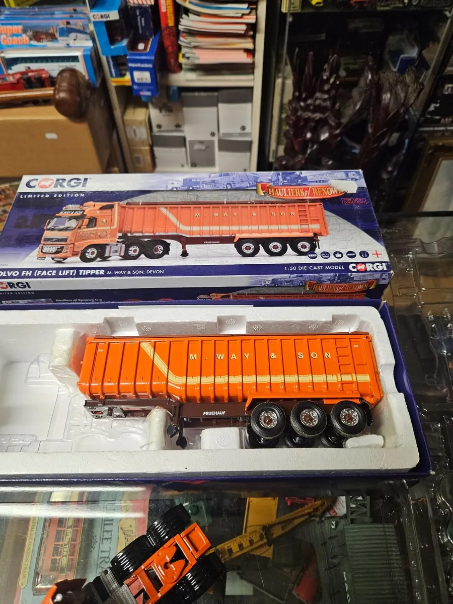 Corgi Volvo Tractor Unit and Bulk Tipper Trailer - Image 2