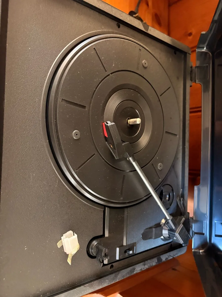 Record Player & Radio - Image 3
