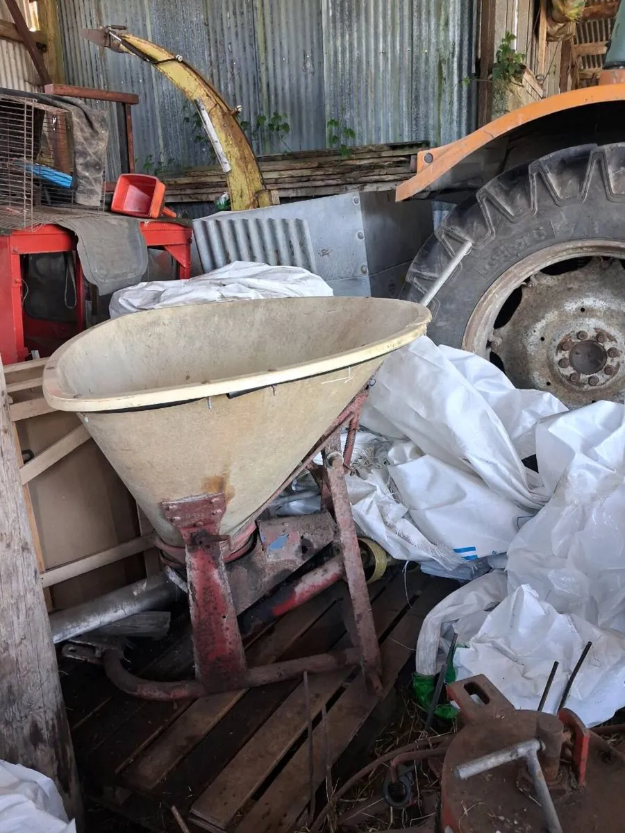 Vicon fertiliser spreader - Image 1