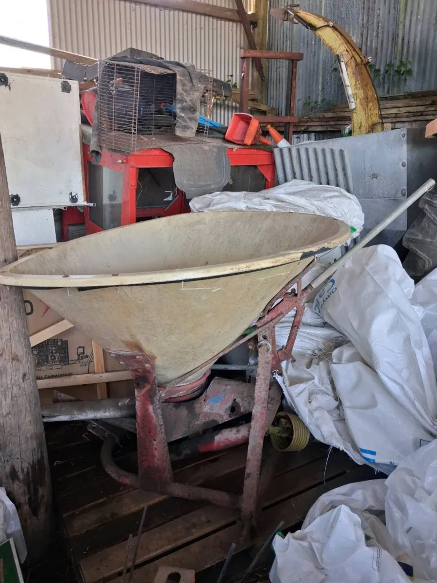Vicon fertiliser spreader - Image 3