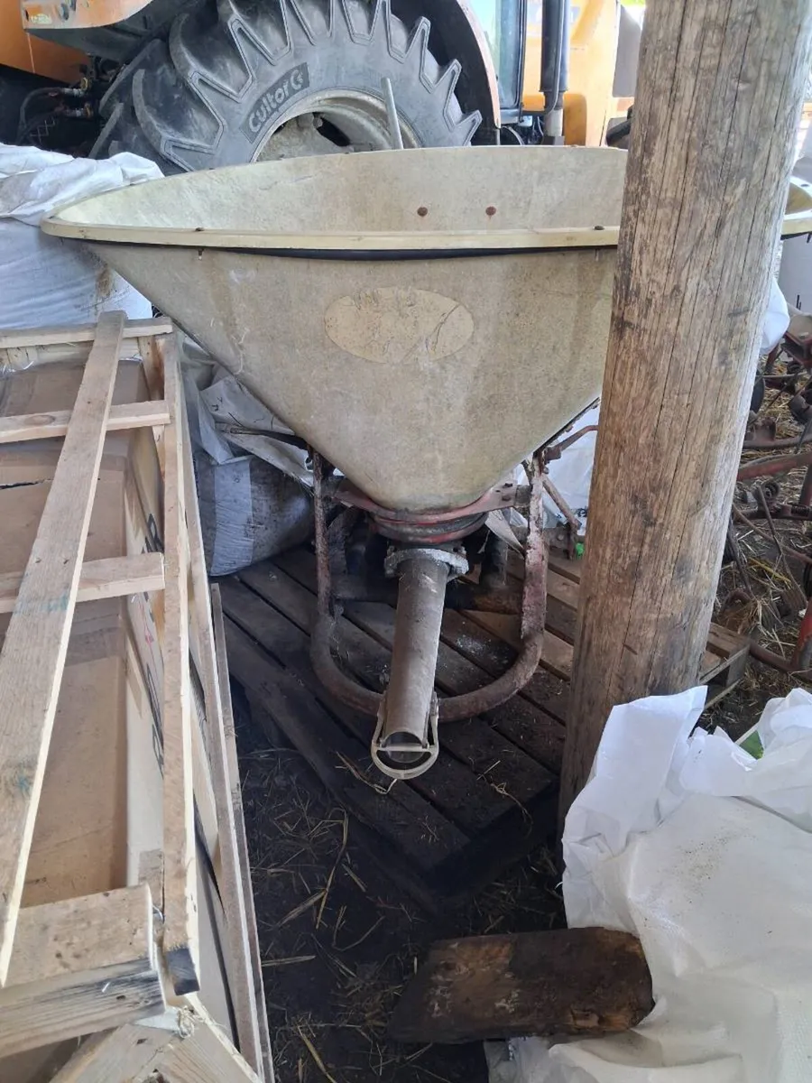 Vicon fertiliser spreader - Image 4