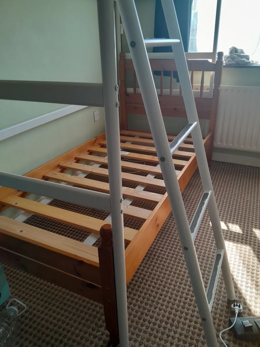 Wooden single bed - Image 1