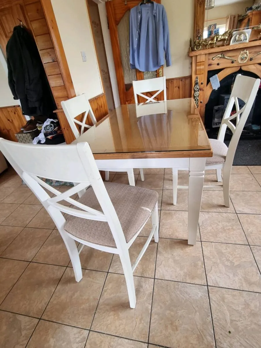 Table and chairs - Image 1