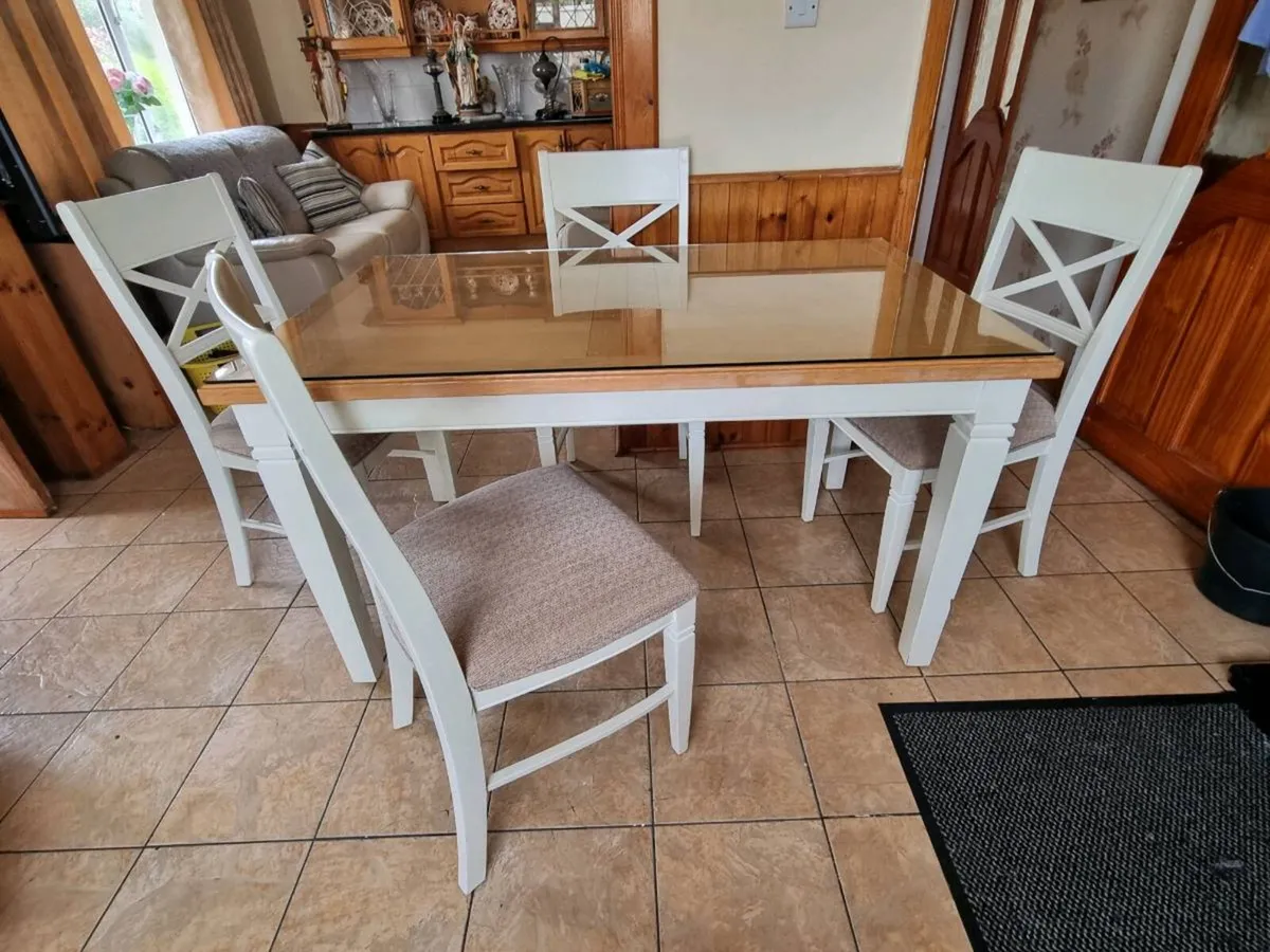 Table and chairs - Image 2