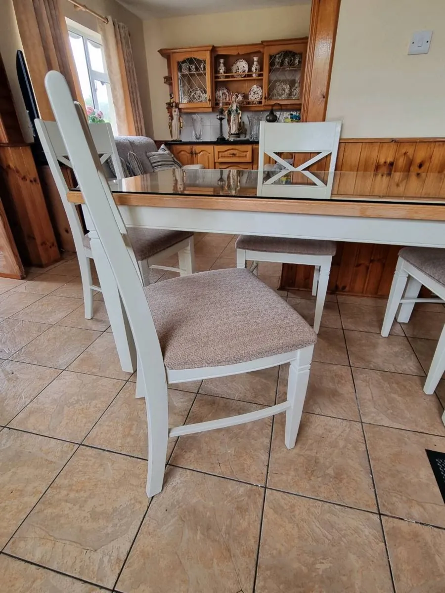 Table and chairs - Image 3