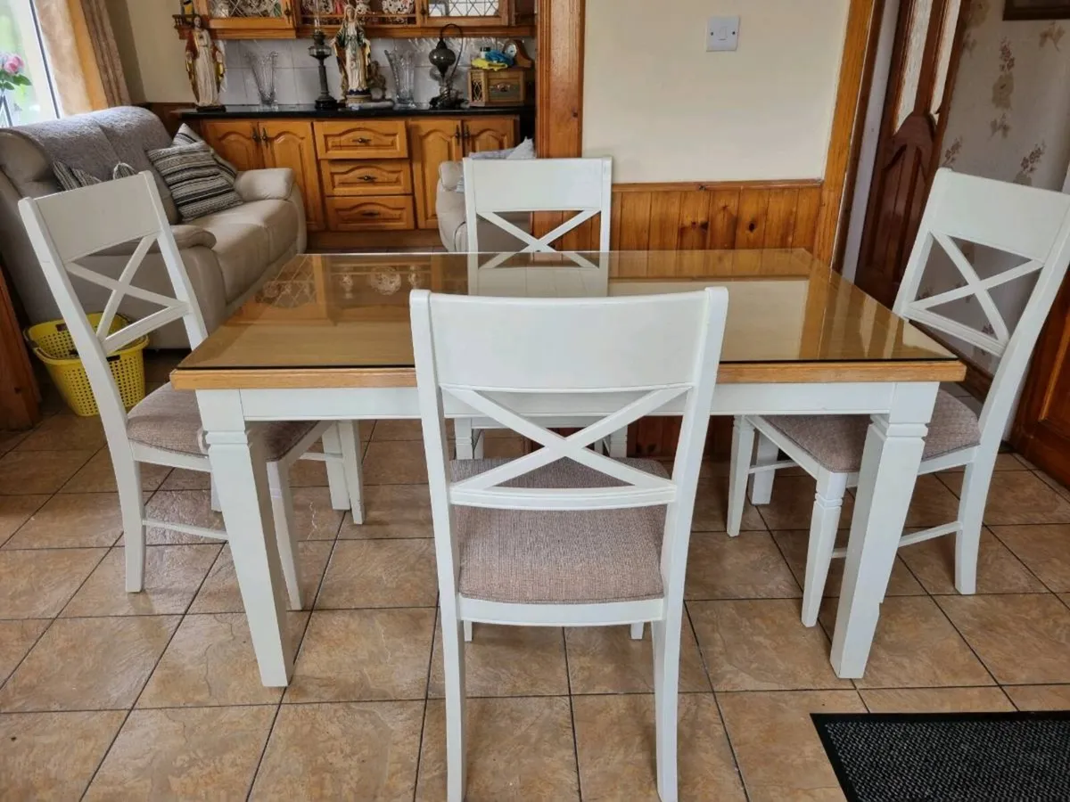 Table and chairs - Image 4