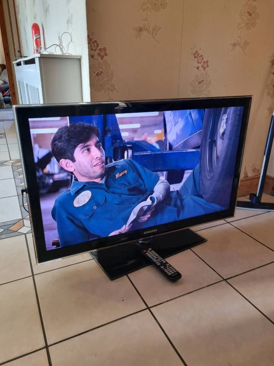 49inch Samsung TV hdmi compatible with remote NOT - Image 2