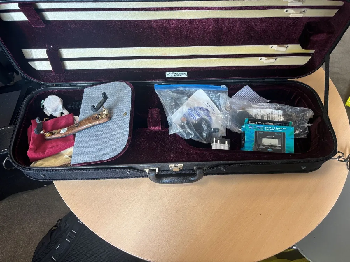 Violin case + bows and accessories - Image 3