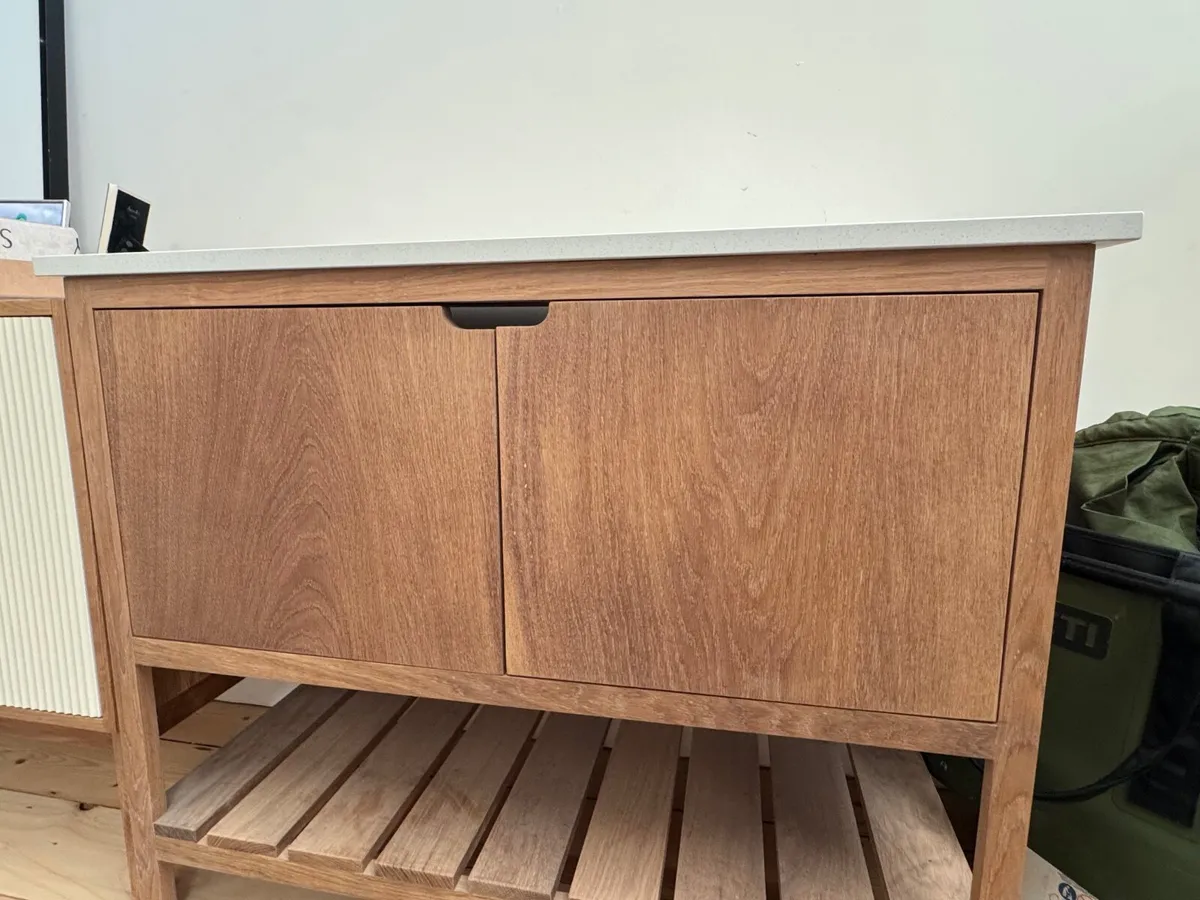 Bathroom vanity - Image 1