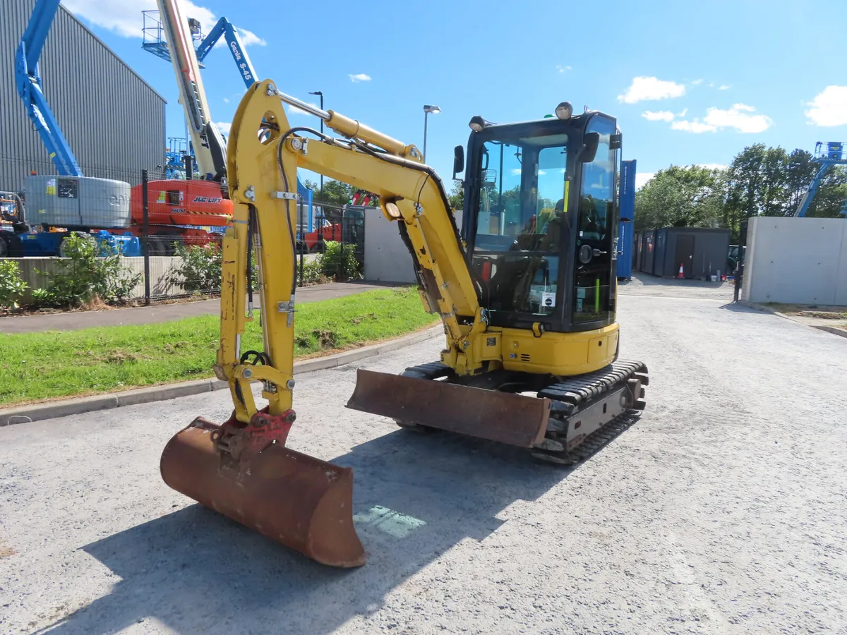 Komatsu PC26MR 3 Tonne Excavator - Image 2