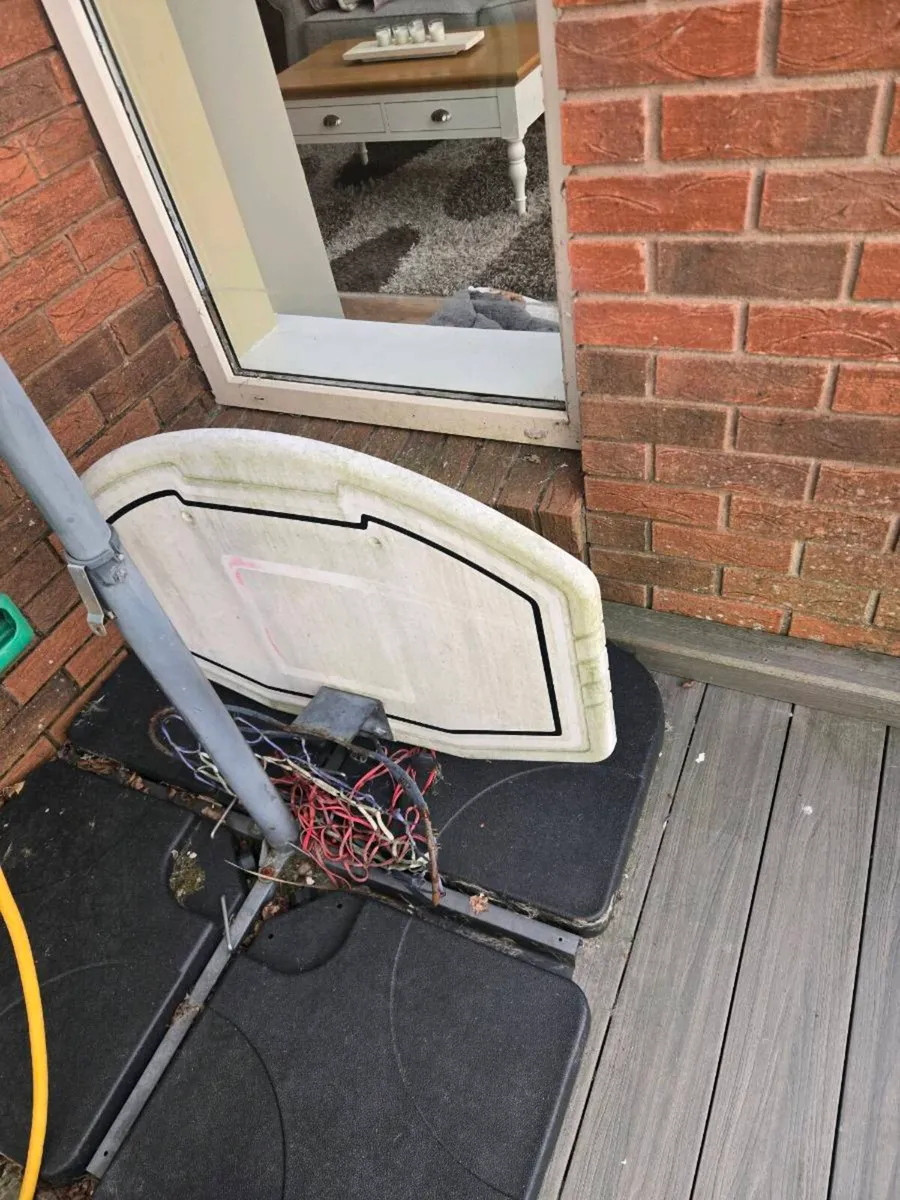 Free ti take away - Basketball hoop and stand - Image 1