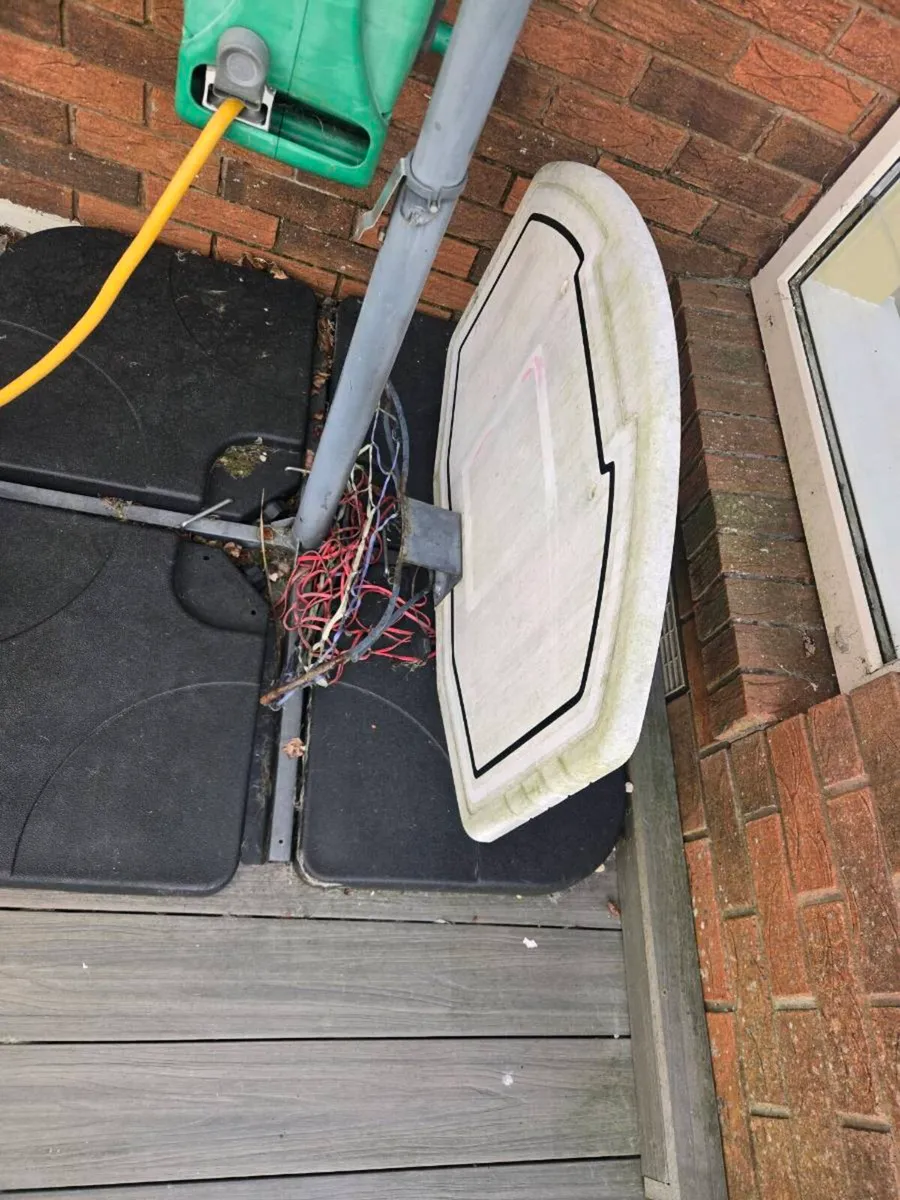Free ti take away - Basketball hoop and stand - Image 2