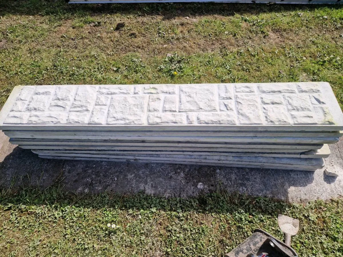 Concrete fencing slabs