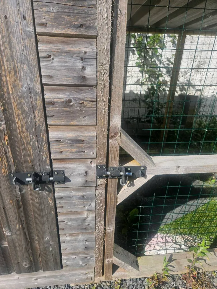 Dog run with sleeper box - Image 3