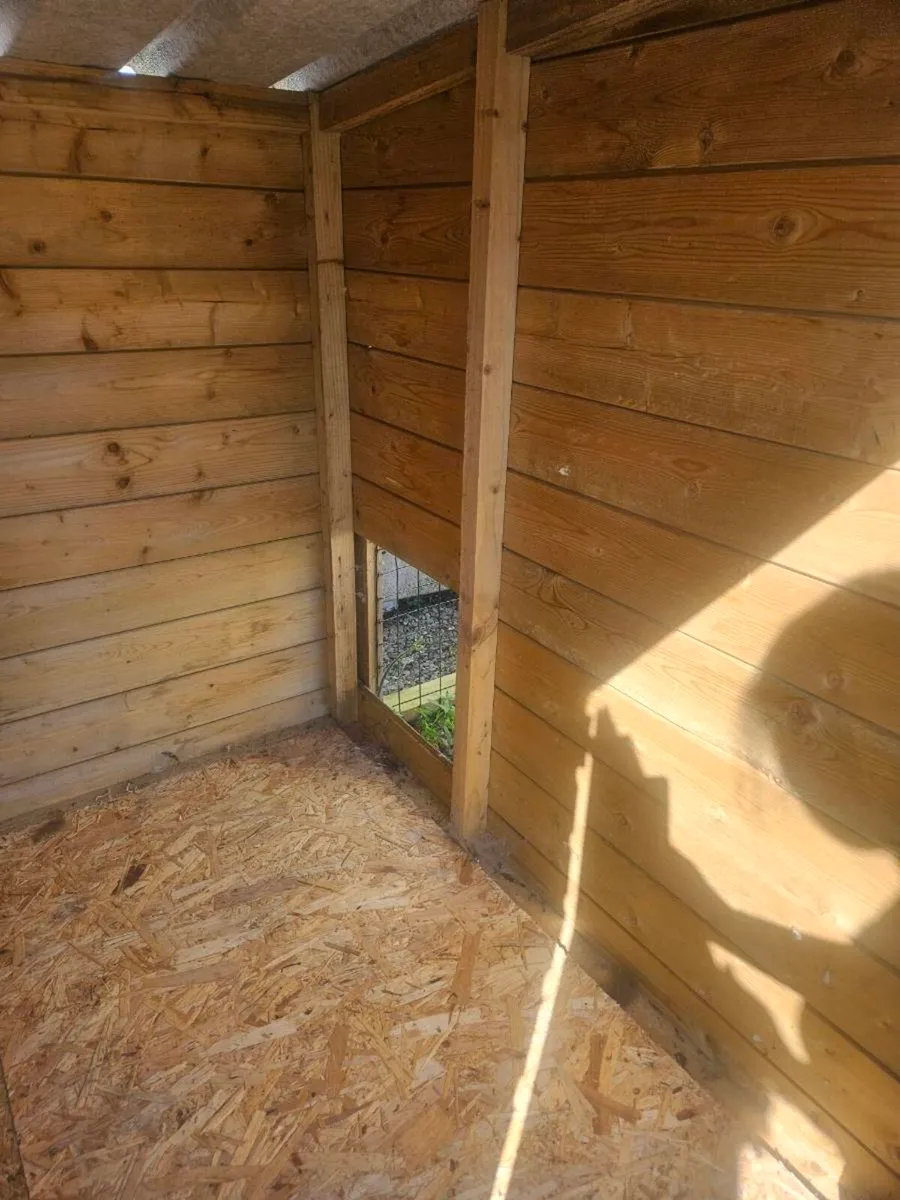 Dog run with sleeper box - Image 4