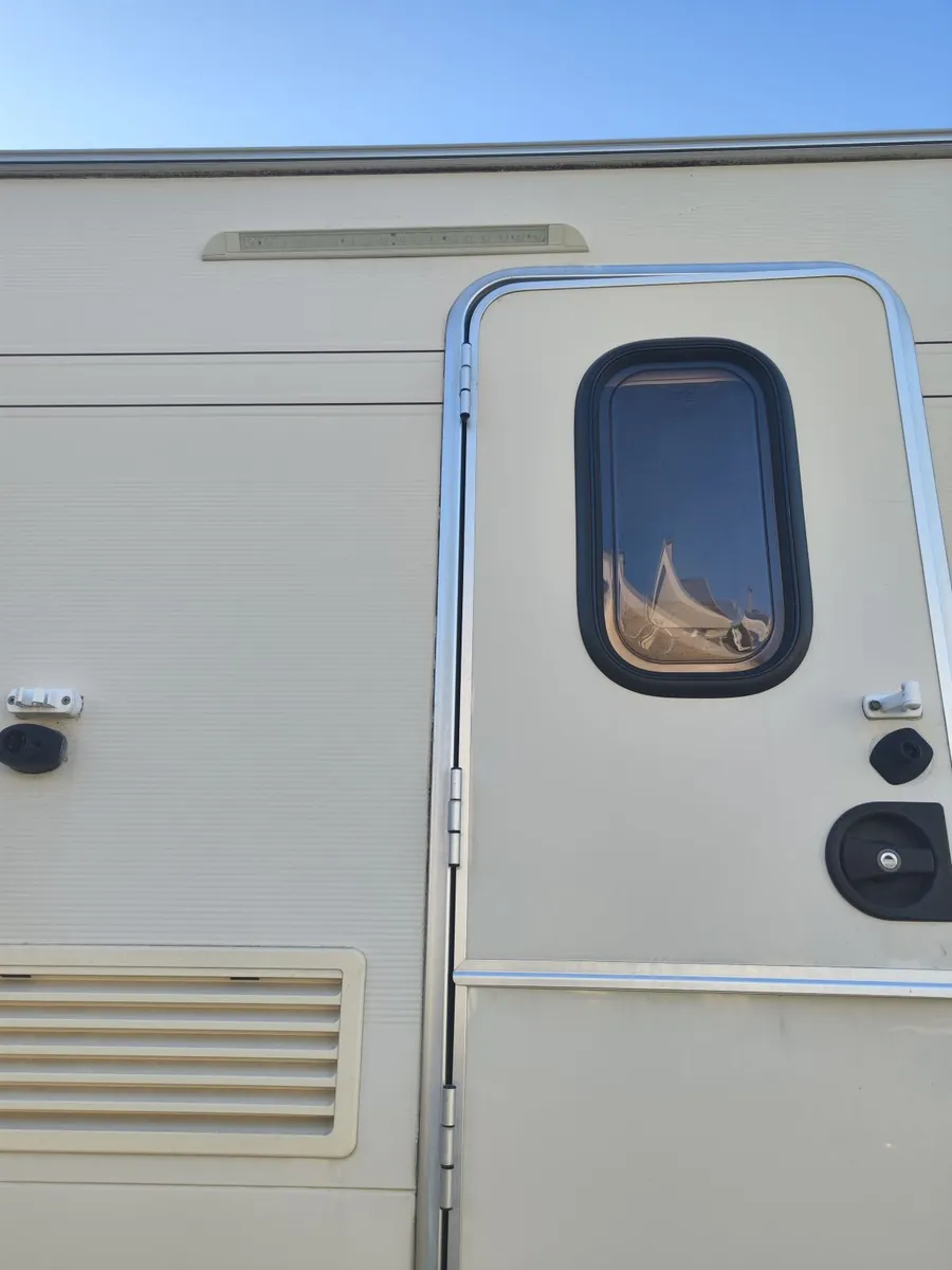 Caravan - Image 3