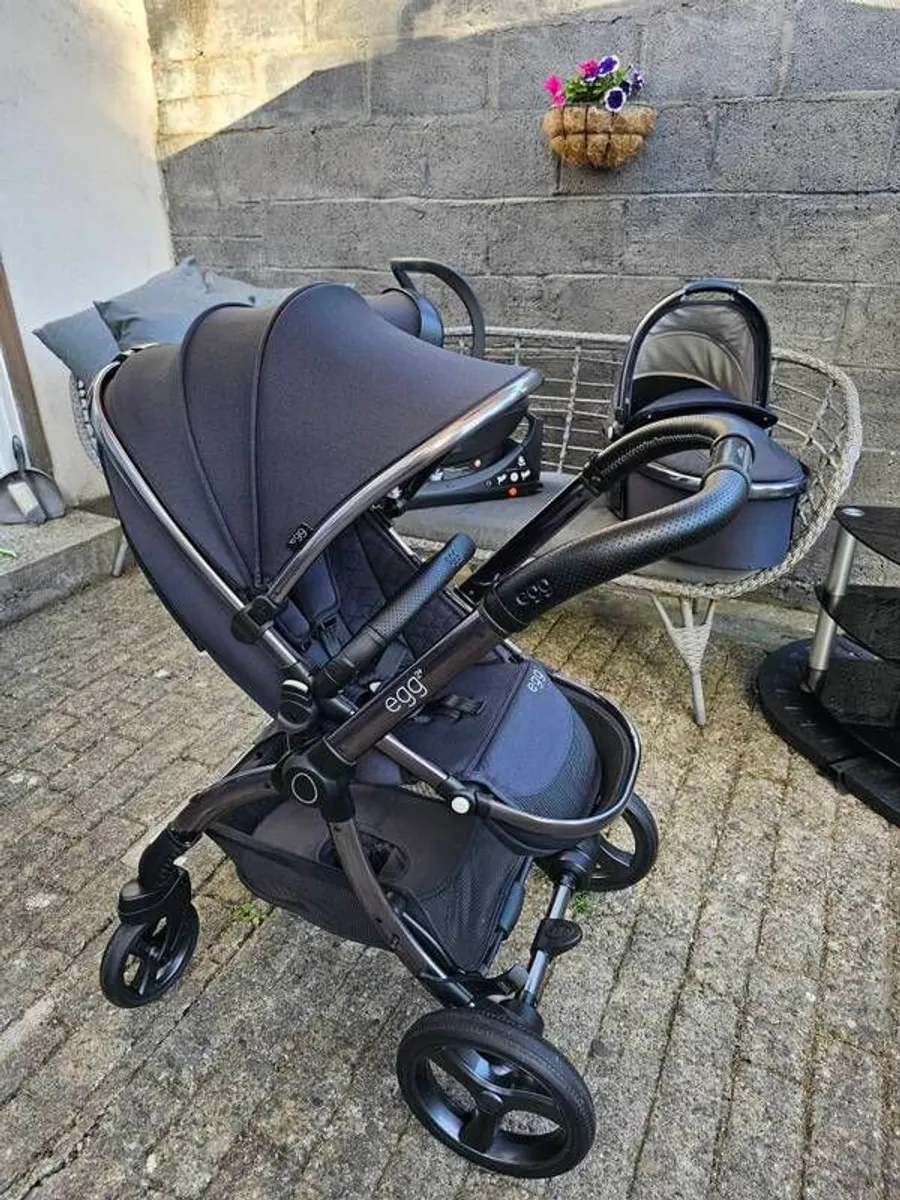 Egg 2 Luxury Special Edition Travel System in Cobalt (Navy) - Image 2