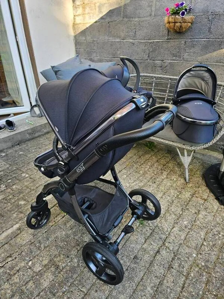 Egg 2 Luxury Special Edition Travel System in Cobalt (Navy) - Image 3