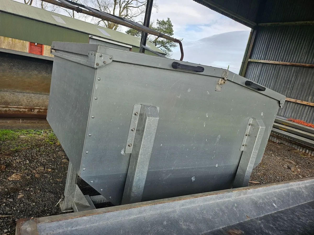 Portable meal bin- Extending legs - Image 2