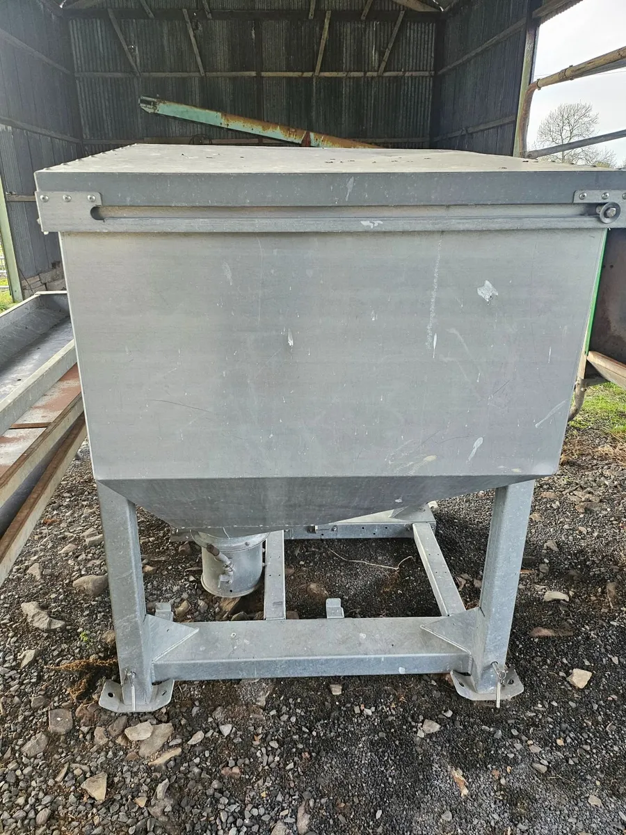 Portable meal bin- Extending legs - Image 3
