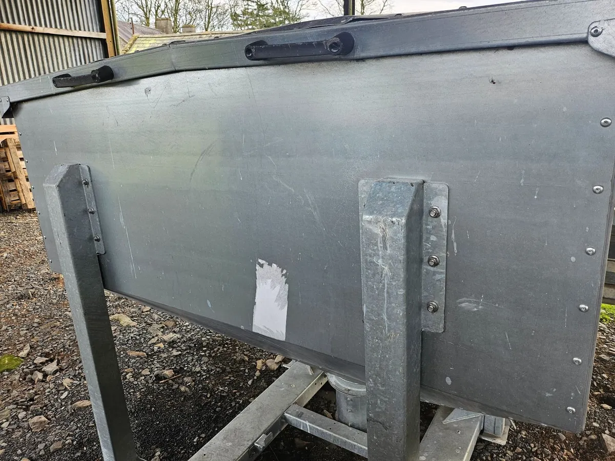 Portable meal bin- Extending legs - Image 4