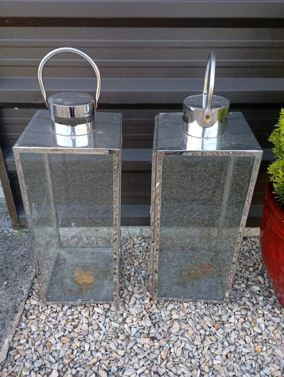 2 metal lanterns/candle holders