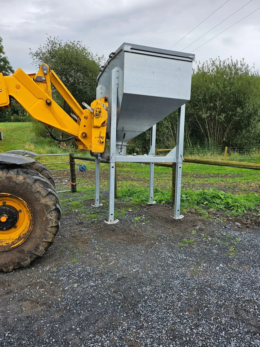 Portable meal bin- Extending legs - Image 1