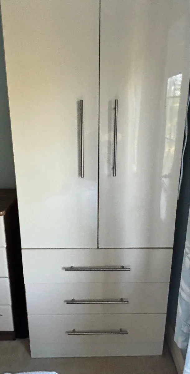 Wardrobe set (2 wardrobes, 1 chest drawers, 2 lock - Image 2