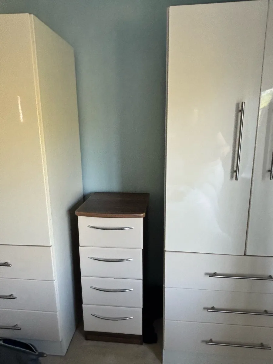 Wardrobe set (2 wardrobes, 1 chest drawers, 2 lock - Image 3