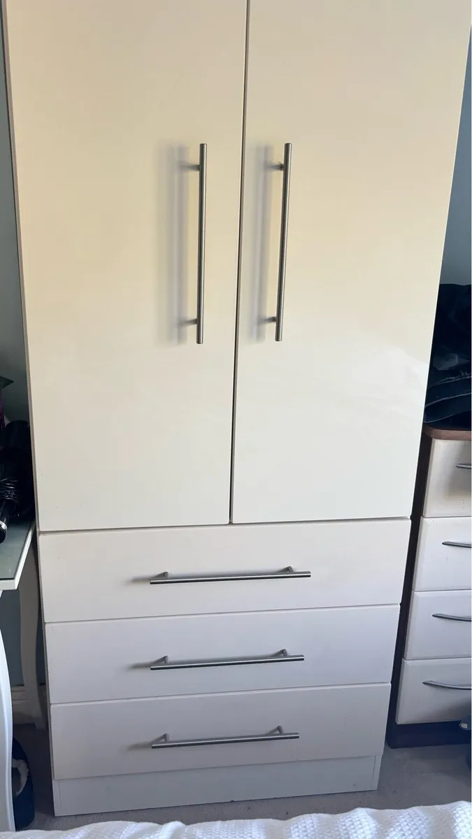 Wardrobe set (2 wardrobes, 1 chest drawers, 2 lock - Image 1