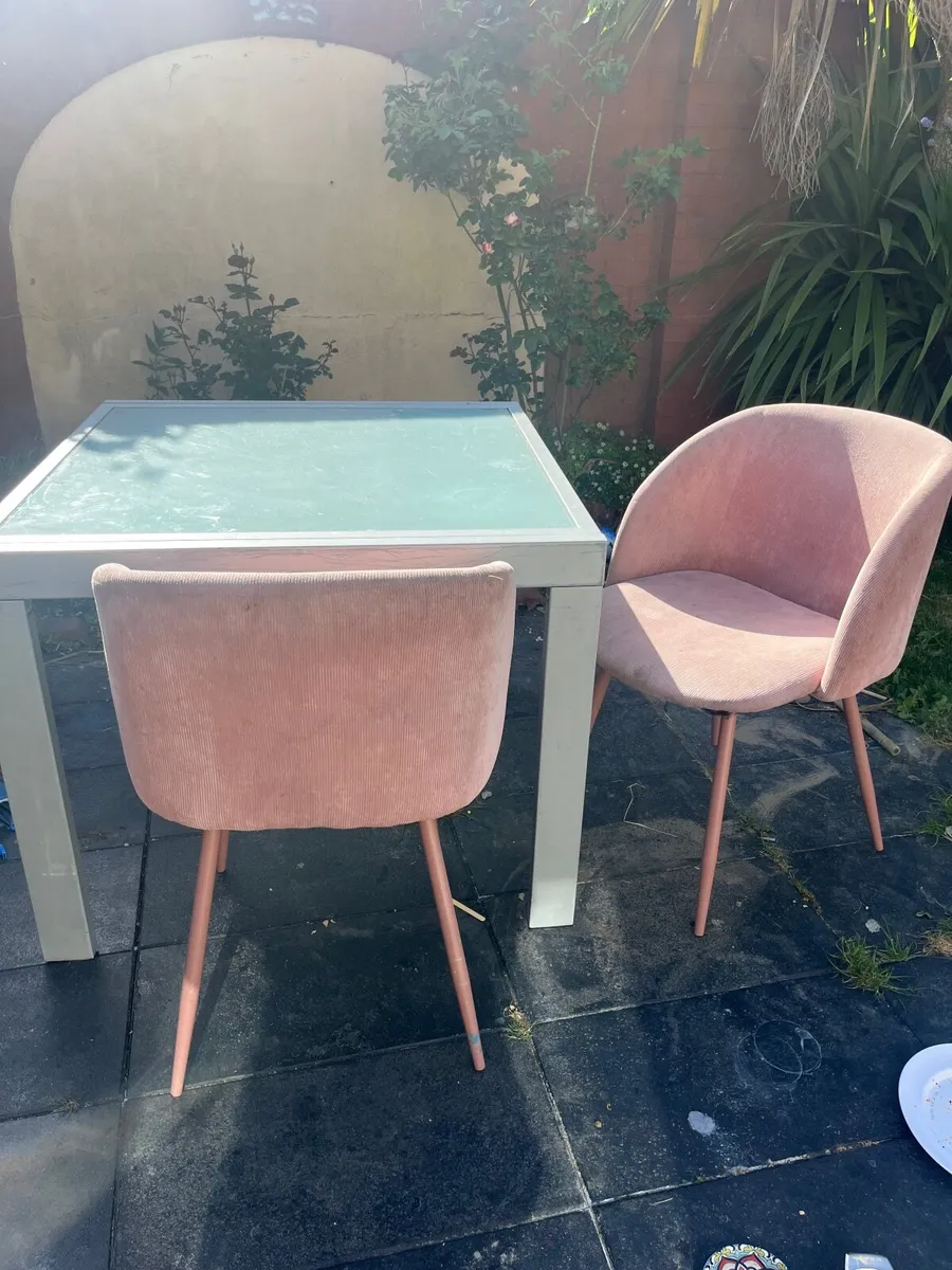 Table and chairs - Image 1