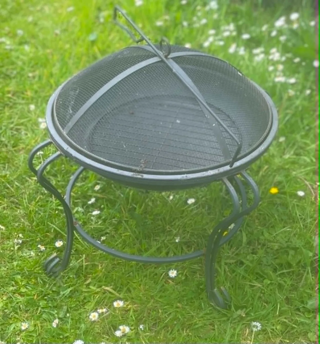 4 chairs table with glass parosol and fire pit - Image 2