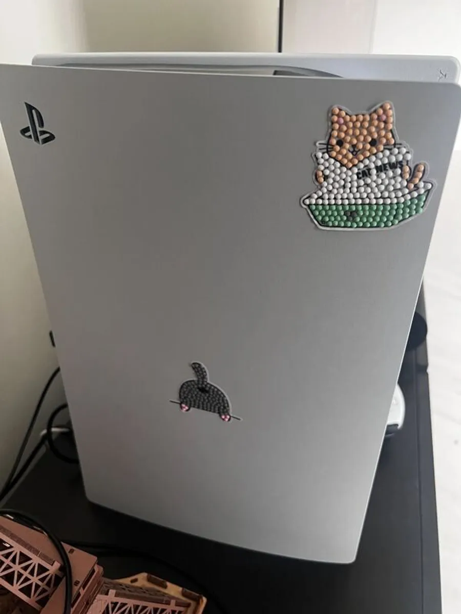 PS5 Original Disc Edition + 2 Controllers - Image 2