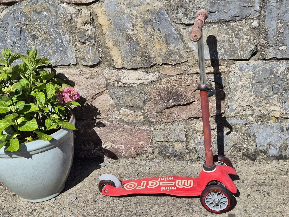 Red Micro Mini Scooter (2019) - Image 2