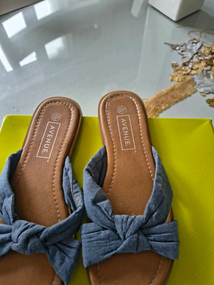 The Avenue .denim flip flops - Image 2
