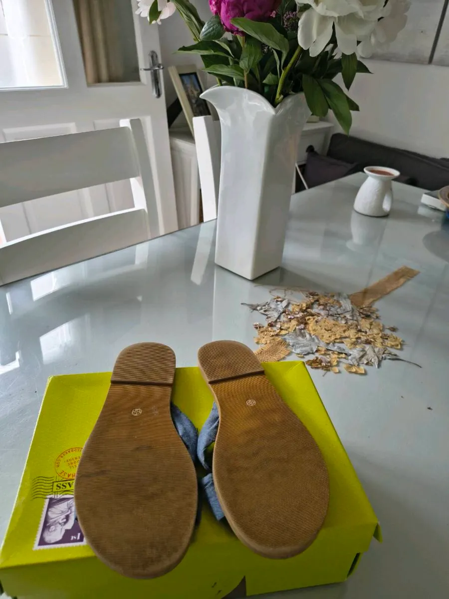 The Avenue .denim flip flops - Image 3
