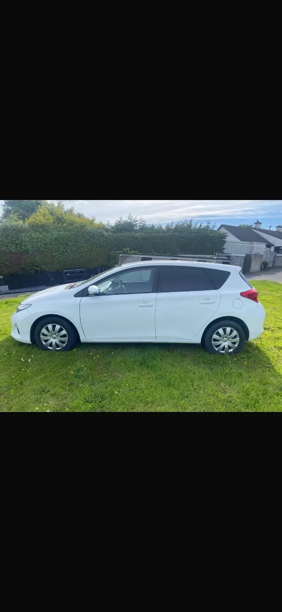 Toyota Auris 2015 - Image 2