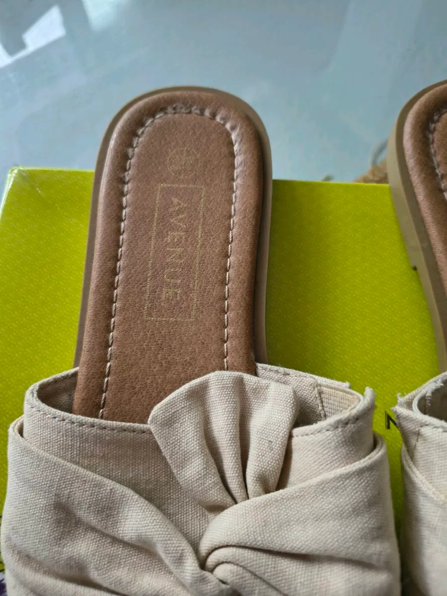 The Avenue beige flip flops - Image 2