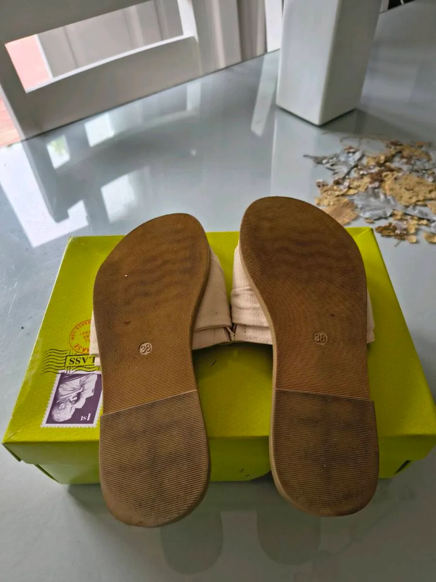 The Avenue beige flip flops - Image 3