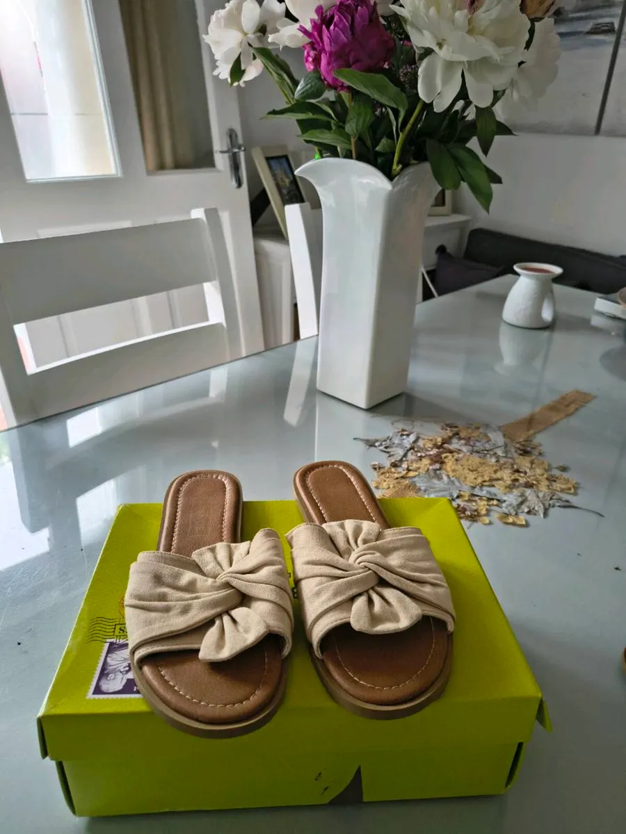 The Avenue beige flip flops - Image 4