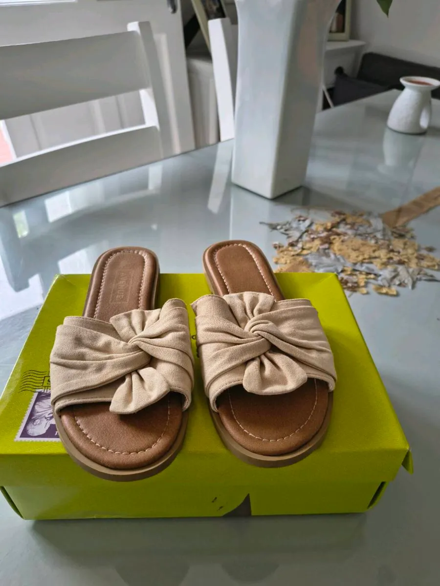 The Avenue beige flip flops - Image 1