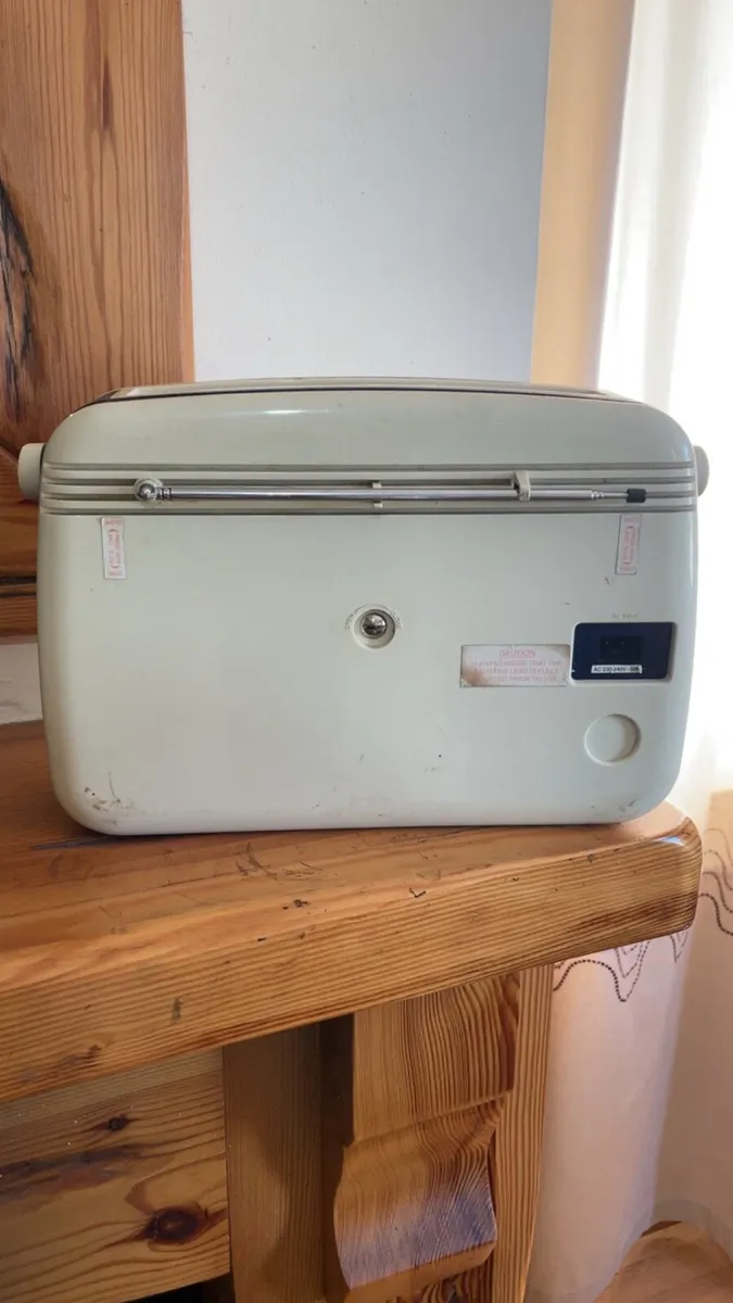 Vintage bush radio - Image 2