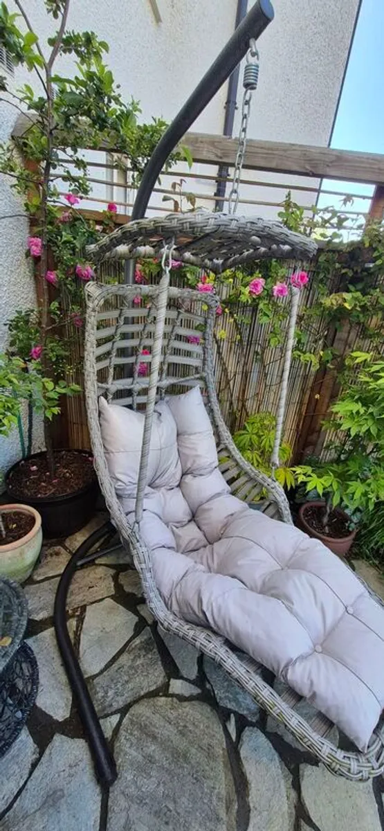 Hanging egg chair - Image 1