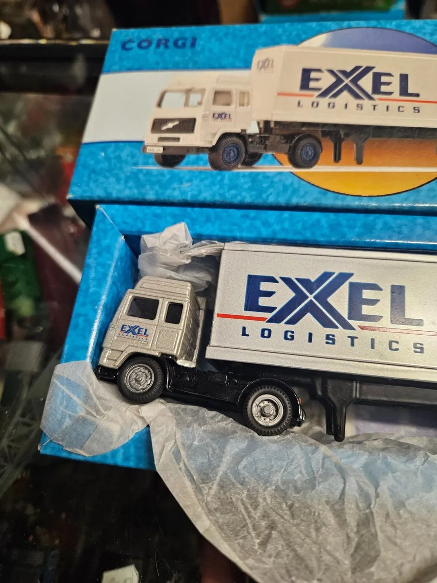 Corgi Volvo Tractor Unit and Trailer - Image 2