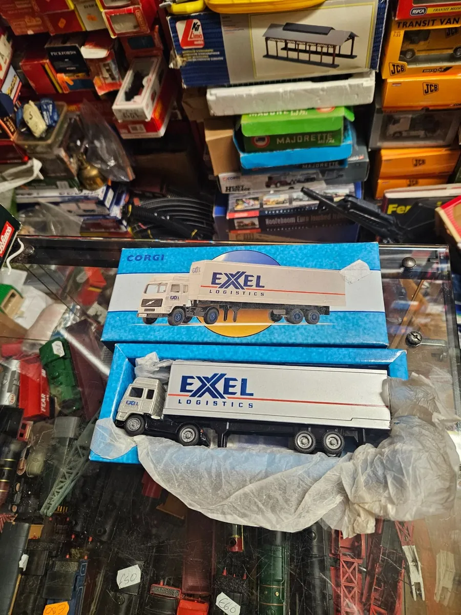 Corgi Volvo Tractor Unit and Trailer - Image 1