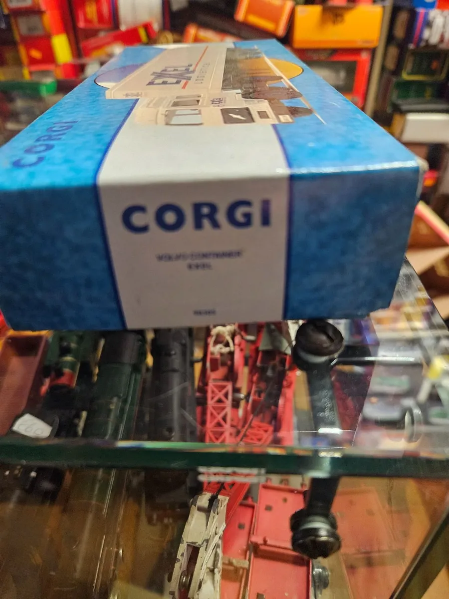 Corgi Volvo Tractor Unit and Trailer - Image 3