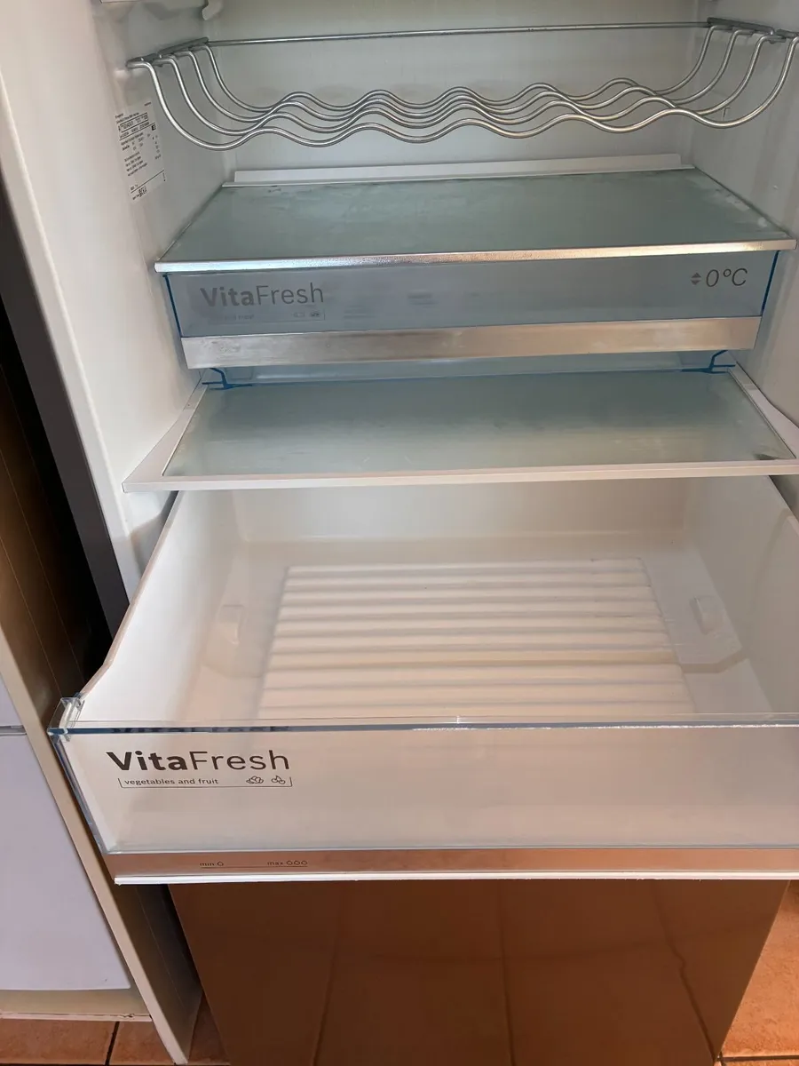 Bosch Fridge Freezer KGE49AICAG - Image 2