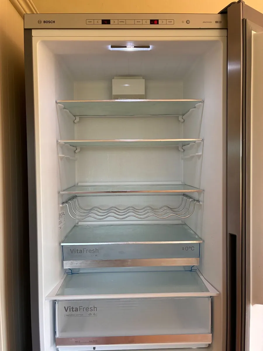 Bosch Fridge Freezer KGE49AICAG - Image 3