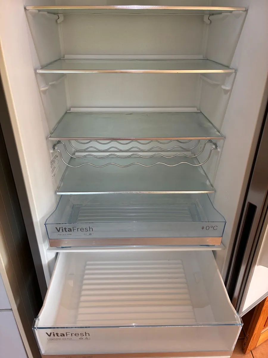 Bosch Fridge Freezer KGE49AICAG - Image 4