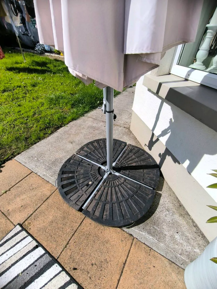 Parasol (Cream) overhanging, stand and weights - Image 3
